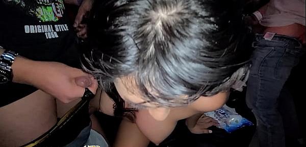  Llevo a mi prima a un club Swinger lleno de hombres por qué está muy caliente y quiere comer semen